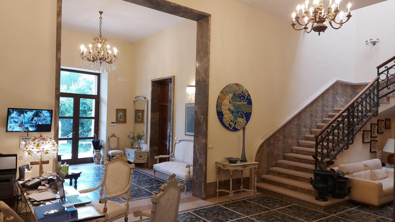 Dimora Charleston Lecce Parcheggio Privato In Loco Gratis Bed and Breakfast Eksteriør billede