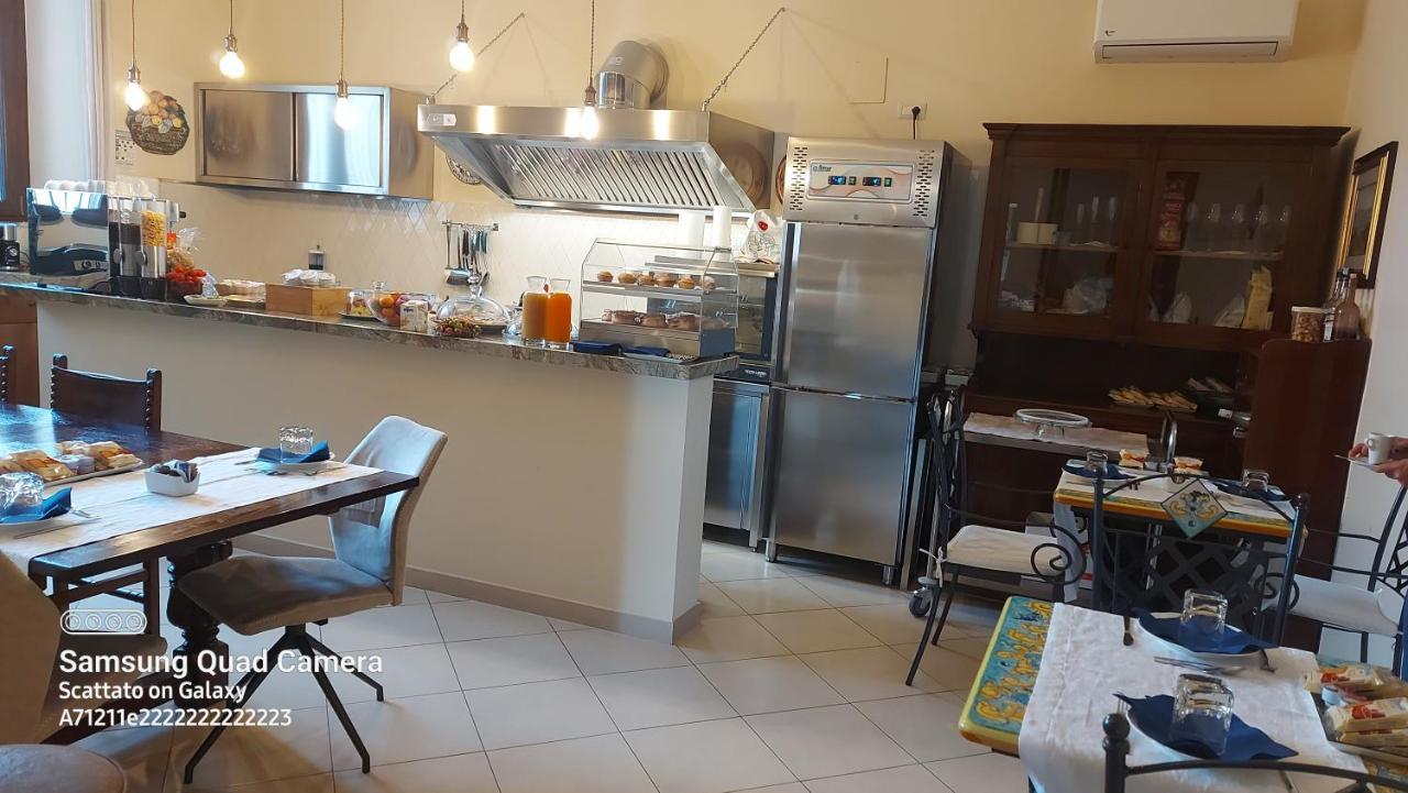 Dimora Charleston Lecce Parcheggio Privato In Loco Gratis Bed and Breakfast Eksteriør billede