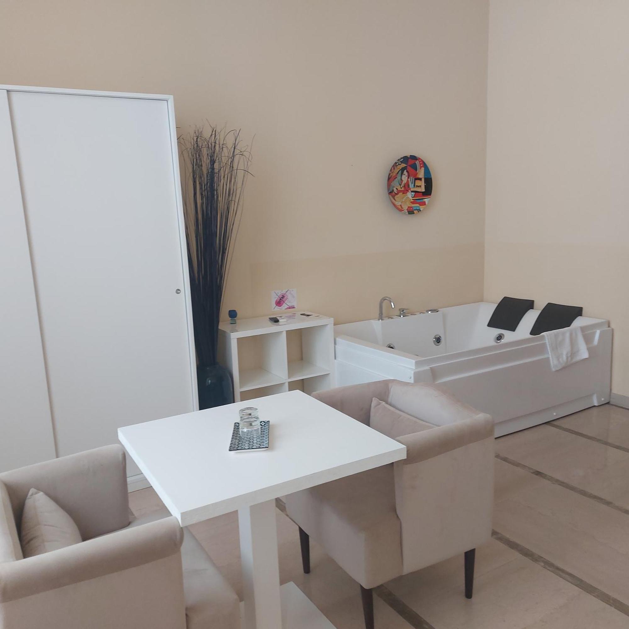 Dimora Charleston Lecce Parcheggio Privato In Loco Gratis Bed and Breakfast Værelse billede